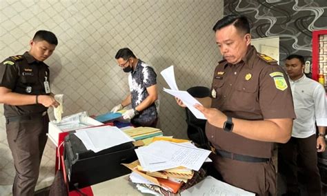 Geledah Rumah Dan Kantor Tersangka Dugaan Korupsi Dana Hibah Koni