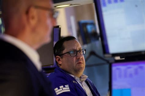 Wall Street abre en leve alza con la atención puesta en las elecciones