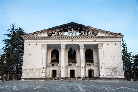 Ucrania El mortal ataque al teatro de Mariúpol un claro crimen de