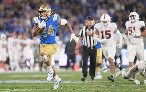 Ucla Football Smashes Stanford In Career Night For Zach Charbonnet Daily Bruin