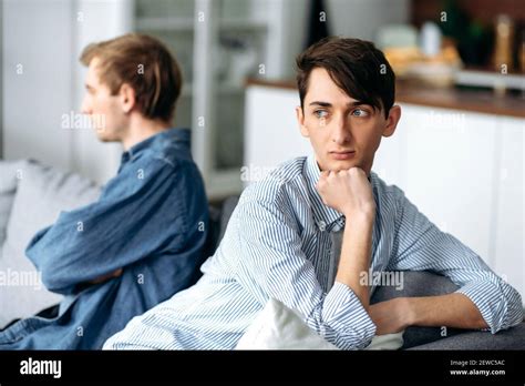 Pelea Entre Una Pareja Gay Enamorada Un Tipo Disgustado Y Su Pareja Se Ofenden E Ignoran