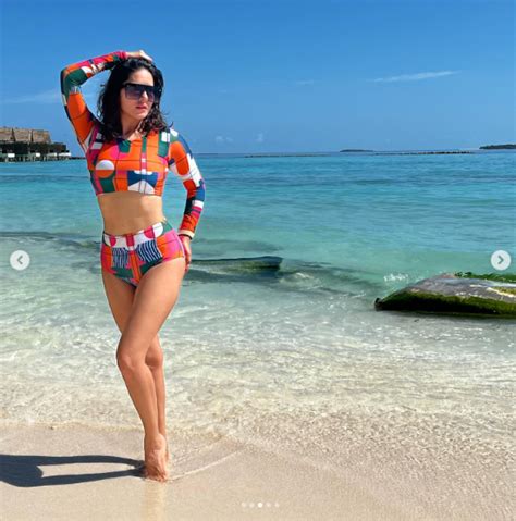 Bollywood Actress Sunny Leone Looks Stunning In Latest Bikini Photos Oneindia