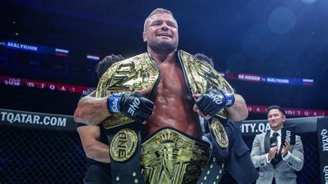 Российский боец MMA стал тройным чемпионом и добился уникального достижения