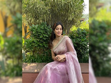 Janhvi Kapoor Look Beautiful In Pink Saree Fan Go Crazy See Photos Janhvi Kapoor Photos पिंक