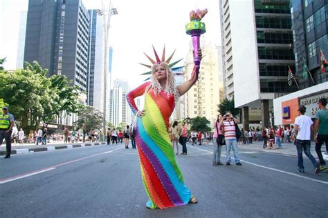 Parada Gay reúne multidão na avenida Paulista Fotos R7 São Paulo