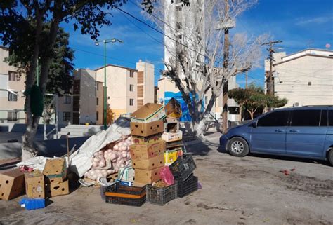 Vecino se apropió de cajones de estacionamiento para almacenar frutas y