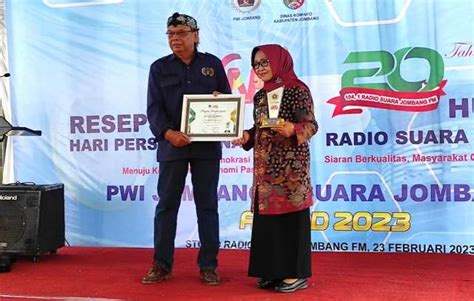 Puncak HPN 2023 PWI Jombang Beri Penghargaan Kepada Tokoh Dan Komunitas