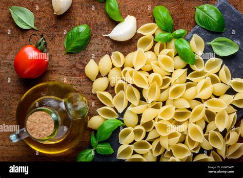 Gelbe Conchiglie Rigate Nudeln Mit Kochen Zutaten Basilikum Tomaten