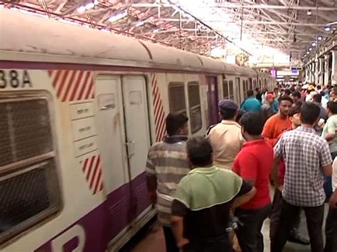 Mumbai Local Derailment At Cstm Update Mumbai Local Train Derails At