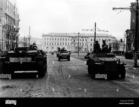 Deutsches Angriffsgewehr III und Panzerwagen SdKfz 251 in den Straßen