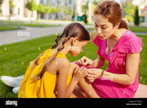 Femme jeune fille genou Banque de photographies et dimages à haute