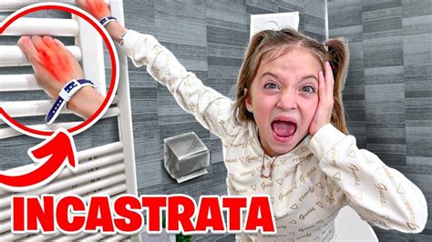 FIGLIACHIARA SI INCASTRA LA MANO NEL TERMOSIFONE DEL BAGNO DI CASA E