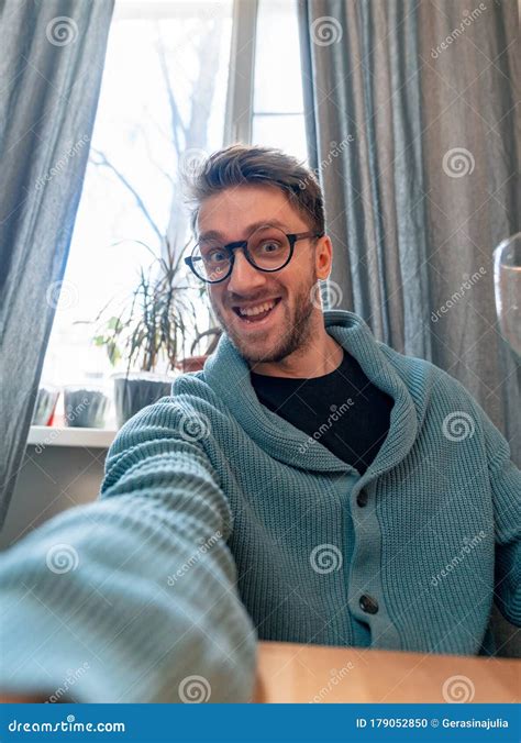 Homem Segurando Um Copo De Vinho Sorrindo E Fazendo Selfie Para Amigos