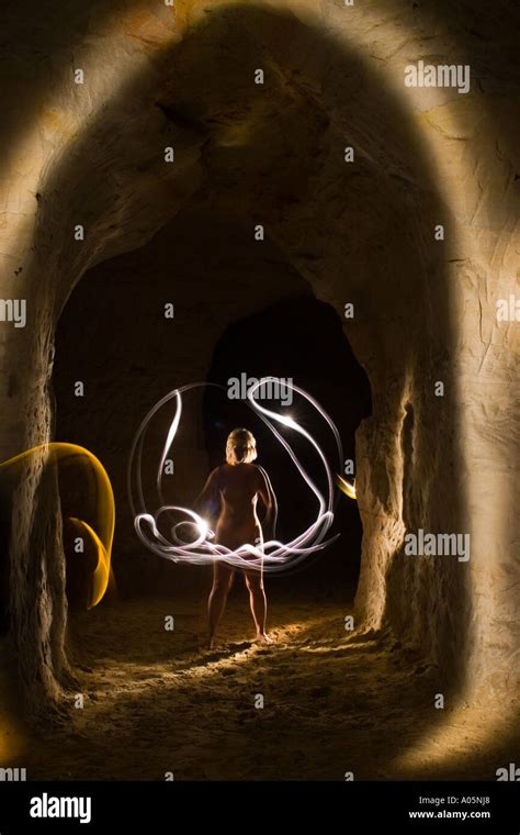 Jeune Fille Nue Dans Cave Photo Stock Alamy