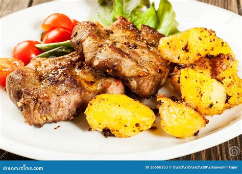 Gegrillte Steaks Und Ofenkartoffeln Stockbild Bild Von Speisen Salat