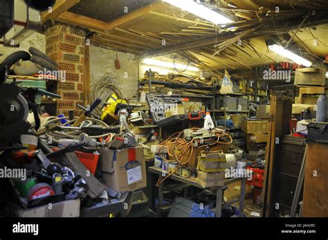 hölzerne Garage Chaos Würfe Unordnung Chaos Amateur Garage