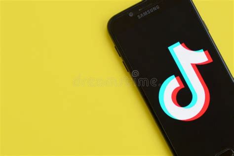 Logo De Tiktok En La Pantalla Del Smartphone De Samsung Con Fondo