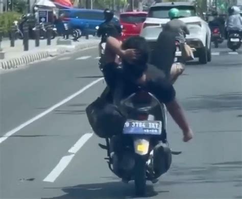 Viral Kendarai Motor Pakai Kaki Pengendara Di Depok Langsung Ditilang