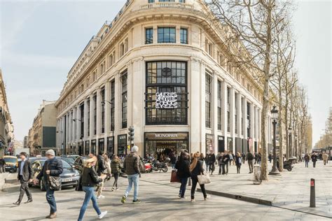 Sur Les Champs Elys Es Les Galeries Lafayette Misent Sur Le Commerce