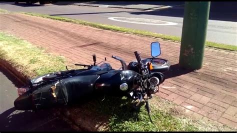 29 10 Motociclista bate em poste acidente envolve três veículos em