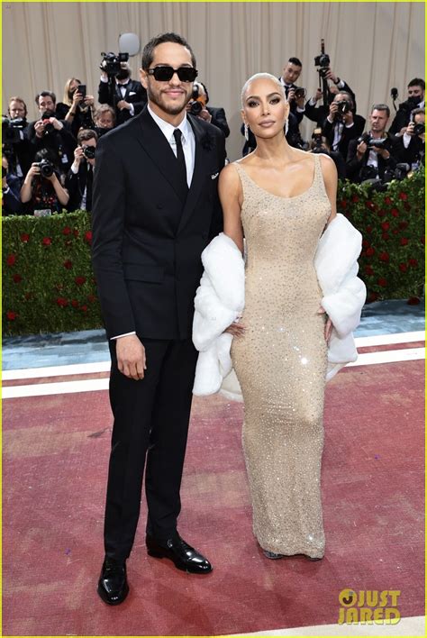 Photo Kim Kardashian Pete Davidson Met Gala 2022 Red Carpet 14 Photo