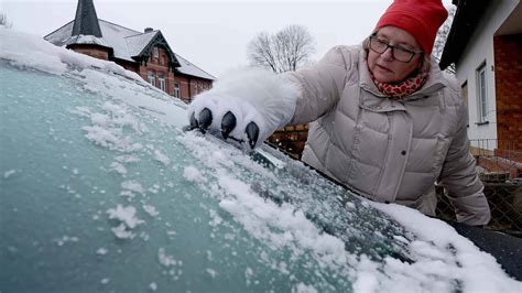 Eiskratzen Autoscheiben Richtig Von Schnee Eis Befreien