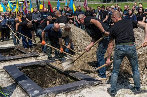 Во Львове раскапывают могилы погибших в прошлых войнах солдат, чтобы ...