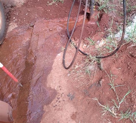 Agua Potable Trabajan en la reparación de un caño roto sobre calle Dos