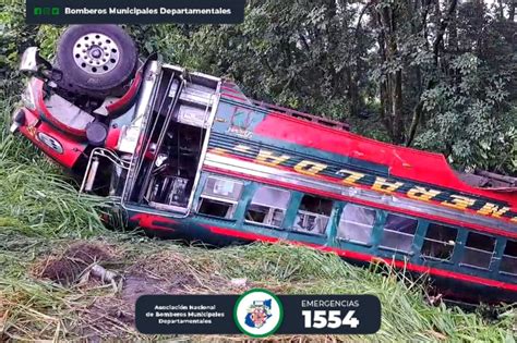 Bus extraurbano con pasajeros cae a barranco en el Pacífico