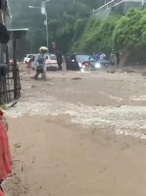 Diguyur Hujan Deras Hampir Tiga Jam Banjir Dan Longsor Landa Kota