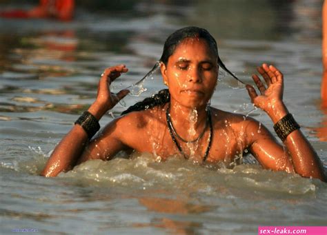 African Woman Nude River Bathing Picture Sex Leaks