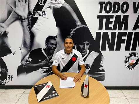 Sub Matheus Gabriel Assina Contrato Profissional O Vasco