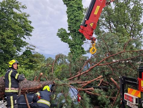 Olujno nevrijeme poharalo Zagreb Na čovjeka pala konstrukcija stablo