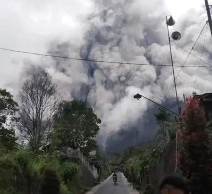 Gunung Merapi Erupsi Hari Ini Muntahkan Awan Panas Hingga Jarak Km