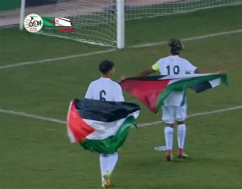 Algerian Fans And Players Raised The Flag Of Palestine During Their