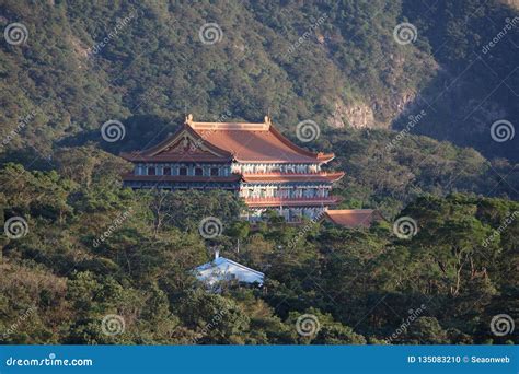 Un Monasterio Del Po Lin En La Isla De Lantau Foto De Archivo Imagen