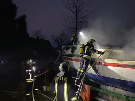 Brennendes Boot Sorgt F R Feuerwehr Und Polizeieinsatz