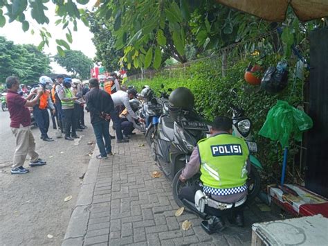 Petugas Gabungan Gelar Penertiban Parkir Liar