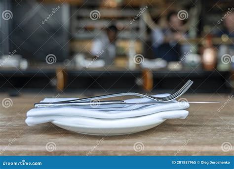 Couteau Vide De Fourche De Plat Et Serviette Blanche Sur La Table En