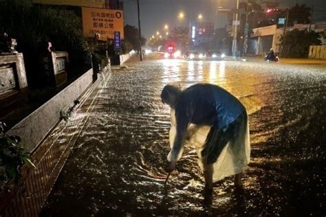 【豪雨成災】台中積水淹民宅 出動16台抽水機狂抽