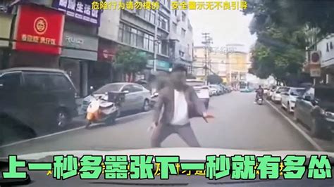 嚣张男子人肉占车位，不料遇到狠茬子直接一脚油门连人带车一起撞 Youtube