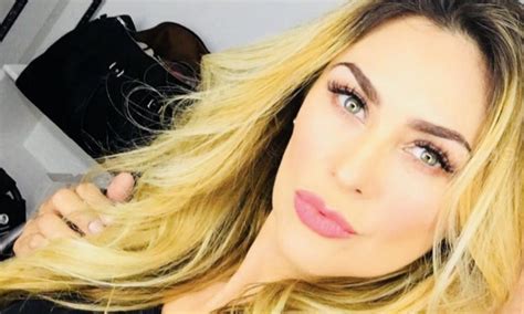 Aracely Arámbula celebra a sus millones de seguidores con las fotos más sexys en mini bikini