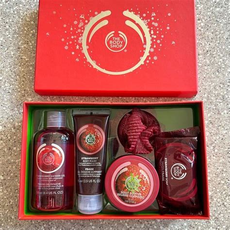 The Body Shop Strawberry Shower Scrub Soften Gift Set New