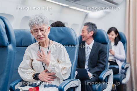 飛行機の機内で過ごす日本人の乗客 （人物）の写真素材 201547364 イメージマート