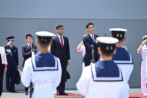 防衛省・自衛隊 On Twitter 5月18日、来日中のスナク英首相は、 井野防衛副大臣 と 海上自衛隊 横須賀基地 を訪問し、護衛艦「 いずも」艦上で栄誉礼を受けるとともに、艦内の