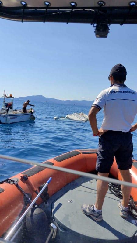 Barca Rischia Di Affondare Capitaneria Salva Nonno Pap E Nipotino Foto