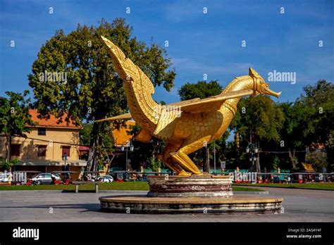 Golden Bird Statue High Resolution Stock Photography And Images Alamy