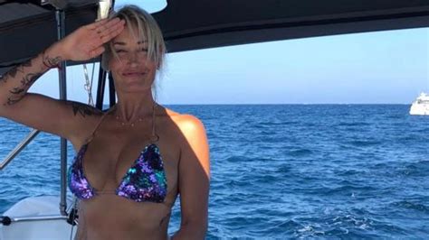 Sexy Badenixe Hier Posiert Sarah Connor Im Knappen Bikini