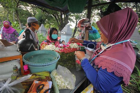 Ziarah Kubur Jelang Ramadan Antara Foto