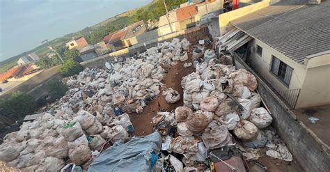 Acúmulo de lixo em terreno preocupa moradores e aumenta risco de dengue